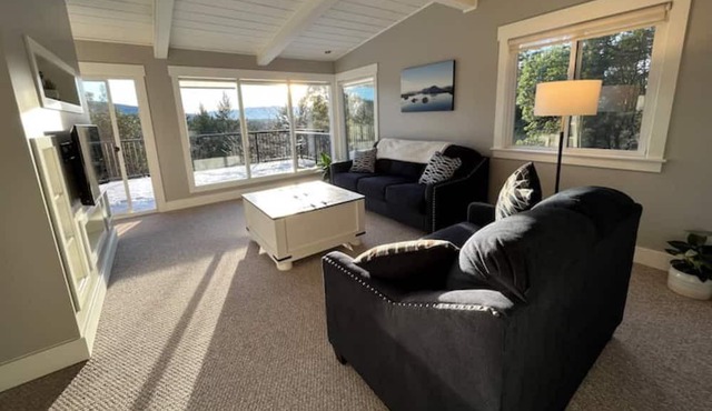Relax at Maple Mountain Hilltop Retreat w/ Hot Tub in Duncan