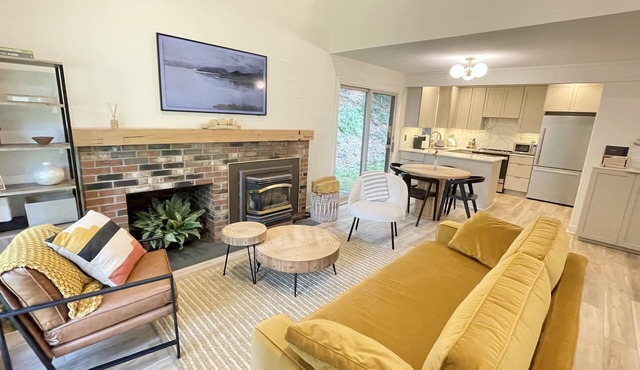 Renovated Quechee Lakes Condo. Quechee Club Amenities! 15 mins Woodstock, VT! in Hartford