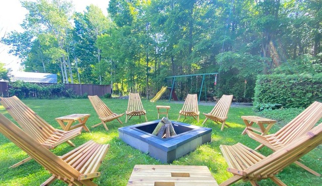 Retro modified A-Frame cottage across from Lake Huron (4 bdrm) in Tiverton