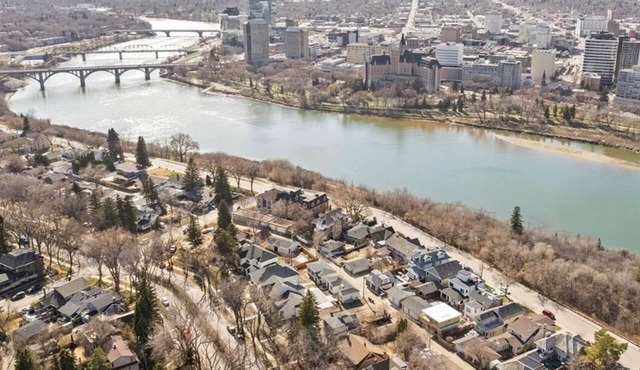 Riverfront City View Home, on Iconic Street, walking distance of all amenities in Saskatoon