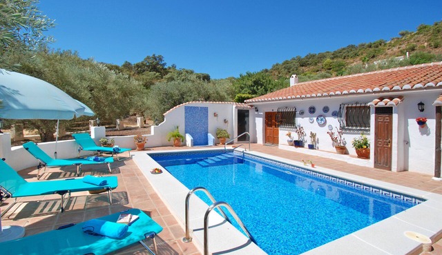 Romantic and private hide away with pool in Andalusia. in Comares