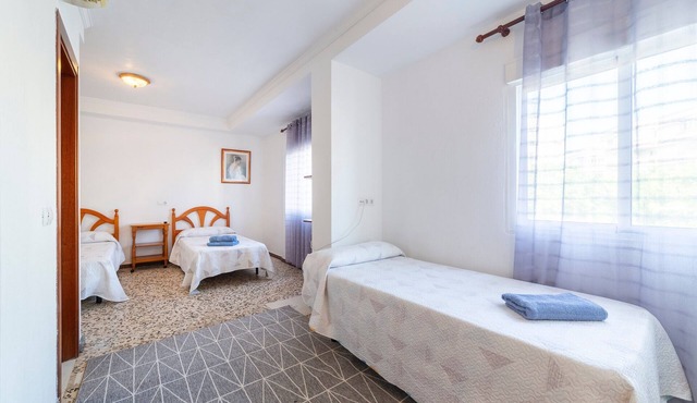 Room 'Habitación Triple' with Wi-Fi and Air Conditioning in Roquetas de Mar