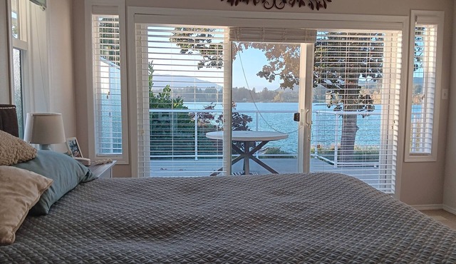 Serene Lakefront Retreat: Your Perfect Getaway in Duncan