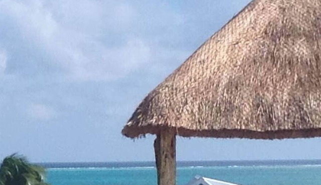 Single Family House with Pool, AC, Dock Free Paddleboards in Caye Caulker