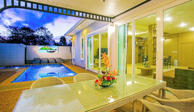 Smooth as Silk Gorgeous 3-Bedroom Pool Villa Just a Stone's Throw from the Beach in Tambon Ao Nang