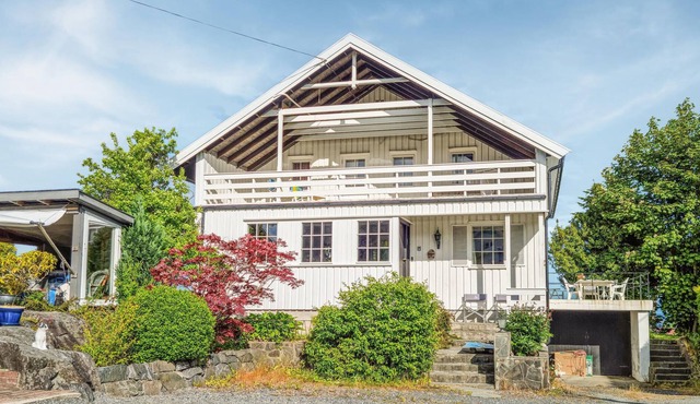 Spacious cottage with fjord view of old fishing village. in Grimstad