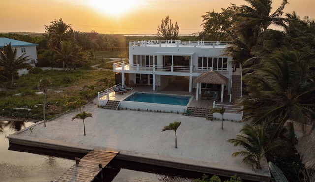 Spacious Oceanfront Villa with Barrier Reefs View & Private Pool in San Pedro Town