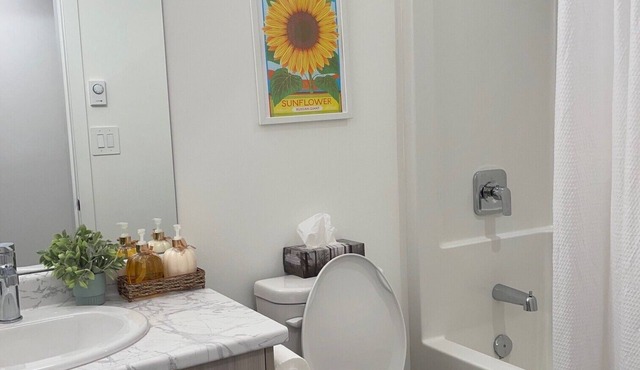 Spacious Private Entire 1-Bedroom Apt near Airport and Buchart Garden in Saanich in Saanichton