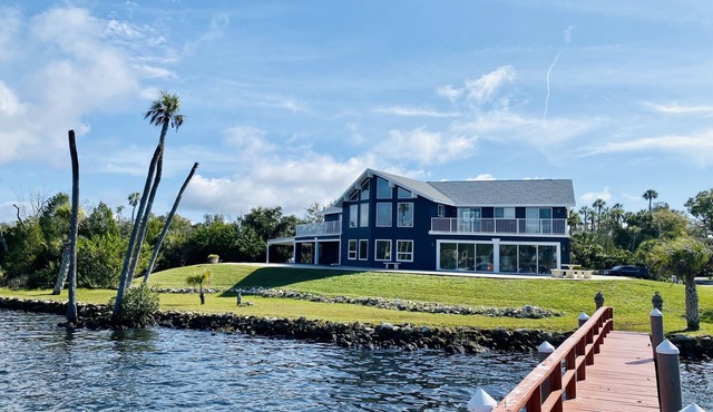 Spacious Riverfront Retreat. Sunset views with private Dock, Sleeps 12. in Homosassa