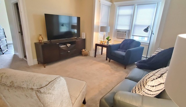 Steel Hideaway, first floor easy access, king bed, fenced yard, fast wifi in Auburn