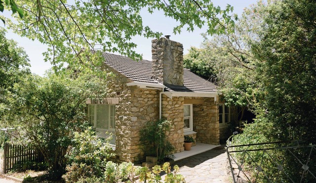 Stonegate Cottage - Elegant Stone Cottage with Wood Fire, King Bed, in Aldgate