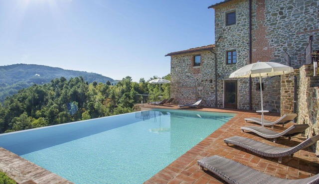 Stunning private villa for 10 people with hot tub, private pool, WIFI, TV, patio and pets allowed in Pescia