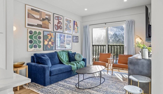 Stylish 4BR Near DT with Balcony, Mtn View, Sleeps 14 in Canmore