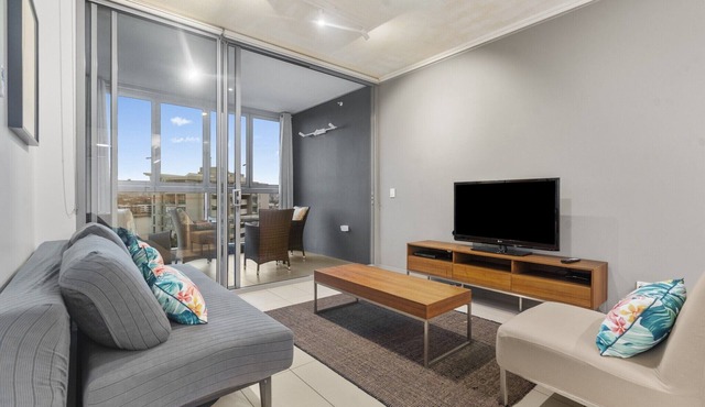 Stylish Apartment with Balcony and Pool in Hamilton