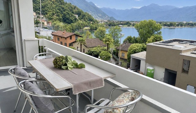 Sunny holiday flat with balcony and magnificent view, near the lakeside promenad in Minusio