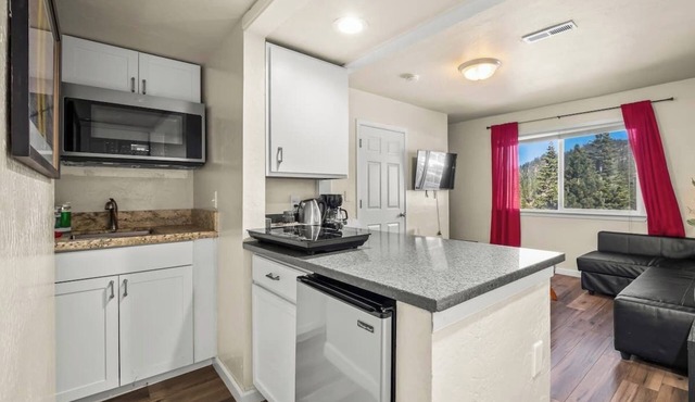 Tahoe Mountain Escape - Cozy 1BR/1BA, Epic Views & Adventure Nearby in Stateline