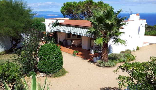 THE ANNEX. Tranquil bungalow/gîte in hills above Begur with amazing views in Begur