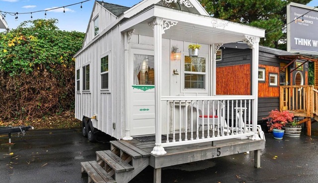 The Cottage - Custom Tiny Home w/Victorian Vibe in Portland
