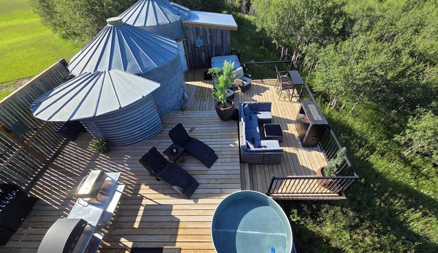 The Deck House. Private, Countryside Getaway Hot tub-Plunge pool- Sauna-Theatre in Carpenter