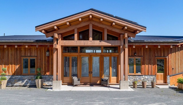 The Summit Room suite – Breathtaking Fjord View at the Summit House. in Malahat