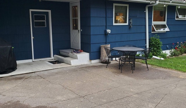 Toledo Blue House-Spacious 5 bedroom, 2 living rooms & large outside area. in Duluth