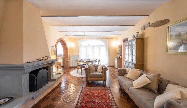 Tuscan Retreat Private Spa Villa in Lucignano