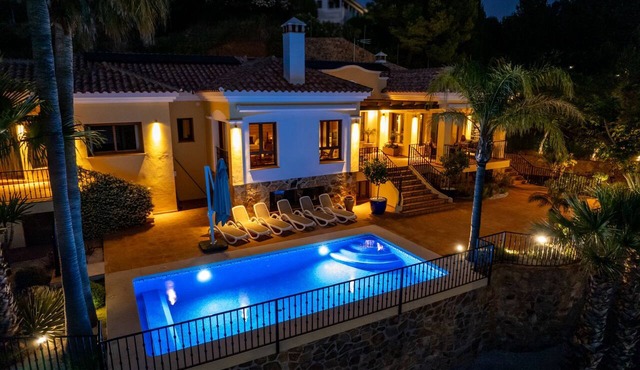 Ultra-Luxury Villa with Private Pool, Art Deco Cinema & 1950s Diner– Sleeps 6 in Mijas