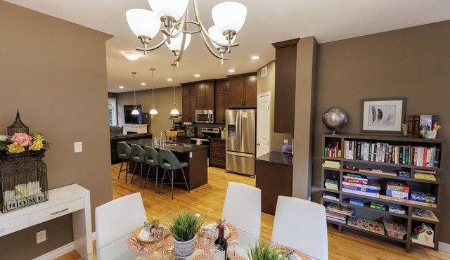 Upscale Saskatoon Getaway Private Yard Quiet Neighbourhood Sleeps 7 in Saskatoon