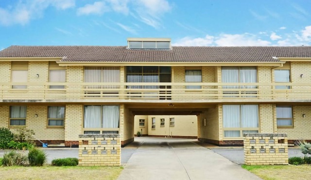 Upstairs Beachfront Unit in Central Location in Victor Harbor