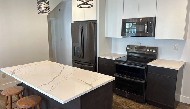 Loaded Kitchen Sleeps 6, Seats 10 Walk to Dining 15 Min to Stowe Mountain in Waterbury Village Historic District