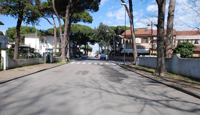 VILLA A FEW STEPS FROM THE CENTER - VERTICAL VILLA WITH LARGE PRIVATE GARDEN in Lido degli Estensi