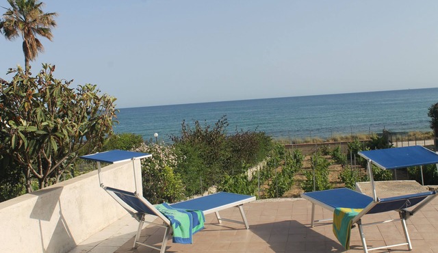 "Villa Angela", a terrace overlooking the sea. in Marina di Modica