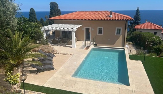 Villa Avec Piscine, Plage et Crique à Pied, 4 Chambres in Saint-Raphaël