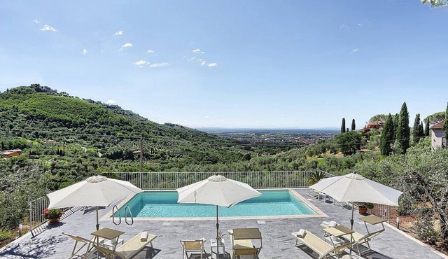 Villa Biancavite: An elegant two-story villa situated in a quiet location, a few minutes from the town center, with Free WI-FI. in Montecatini Terme