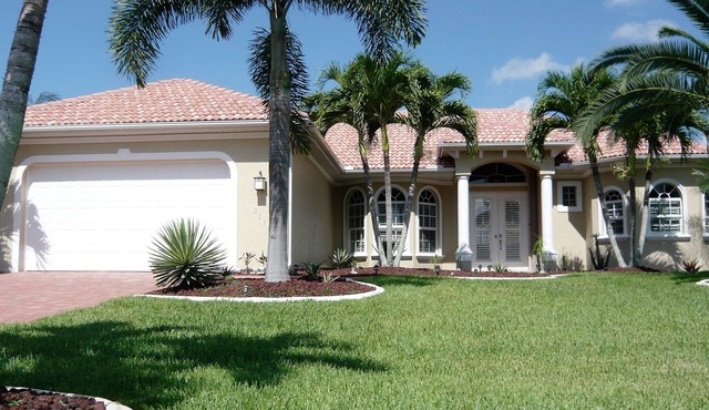 Villa'Cape Florida 'with heated pool/spa on a wide Gulf access canal in Cape Coral