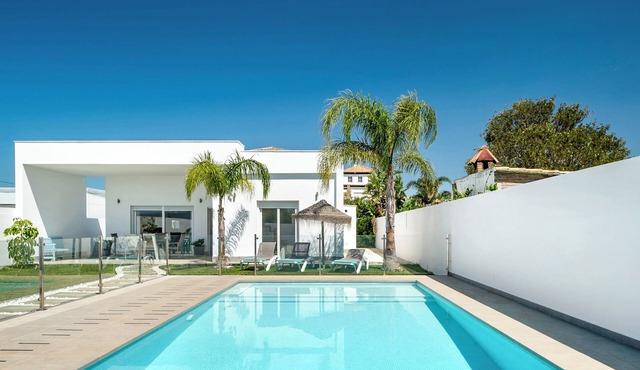 Villa 'Casa Pepi' with Private Pool, Wi-Fi and Air Conditioning in Cadiz