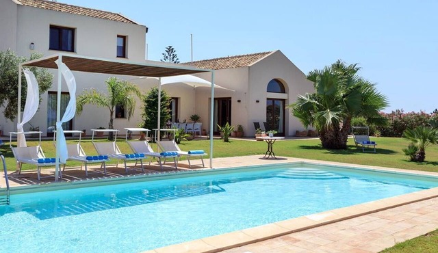 Villa Casale-Villa in Sicily with pool and sea views in Arcieri - Isolotto