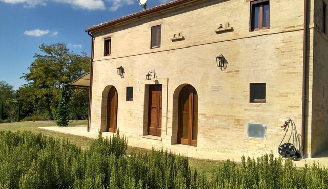 Villa Casale Leporello, sleeps 7, with pool in stunning location in Ponzano di Fermo
