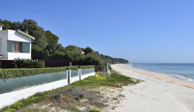 Villa Fernando – Spacious Villa with Private Garden and Direct Beach Access in Pula