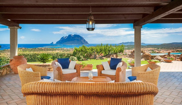 Villa Halliv - infinity pool overlooking Tavolara bay in Porto San Paolo