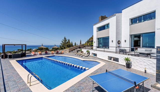 Villa 'Holivista' with Sea View, Wi-Fi and Air Conditioning in Benalmádena
