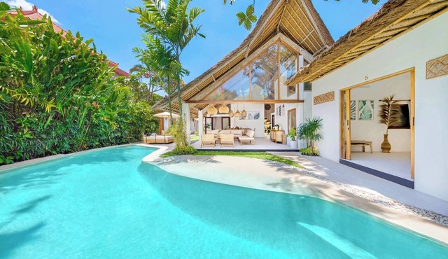 Villa Indigo - 5-BDR, huge pool and lush garden in Kecamatan Kuta