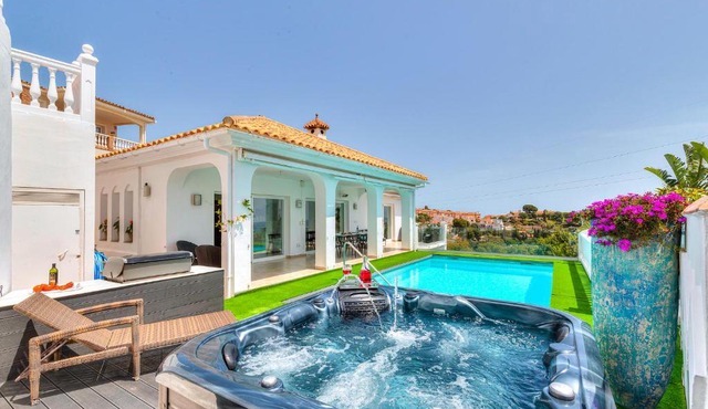 Villa Intermezzo - Jacuzzi, Salt water Pool & BBQ in Fuengirola