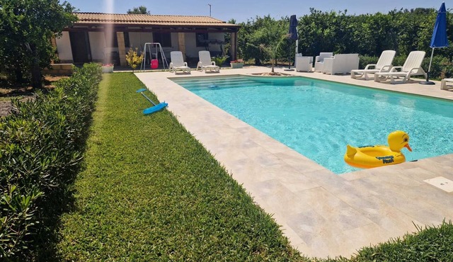 Villa Lorenzo with Private Garden, Whirlpool & Wi-Fi in Avola