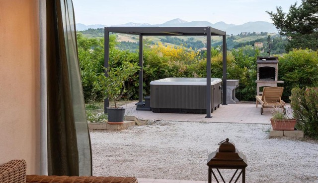 Villa Maline - Private Countryside Villa with Jacuzzi & Sauna in Loro Piceno