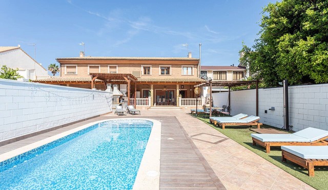 Villa 'Marenostrum' with Private Pool, Shared Terrace and Wi-Fi in Alboraia