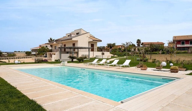 Villa Paradiso with private pool, BBQ area, huge garden and free parking in Modica