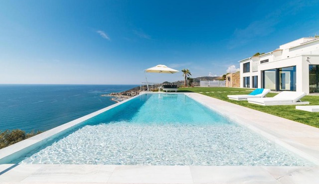 Villa Sabrina Riviera dei Fiori a Picco sul Mare con Piscina Privata ,WELLNESS & SPA in Imperia