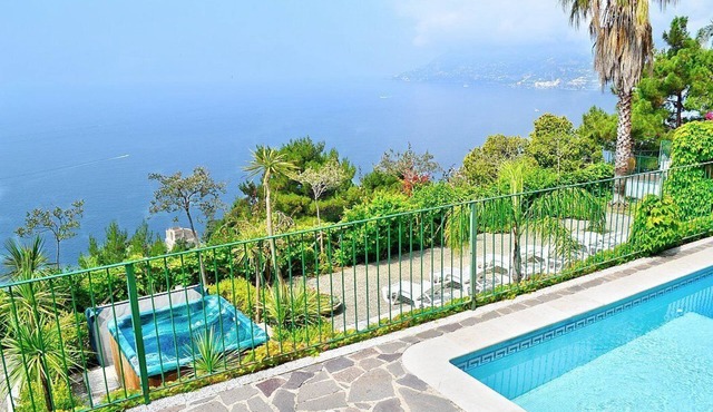 Villa Saracena: A remarkable three-story historical villa which faces the sun and the sea, with Free WI-FI. in Maiori