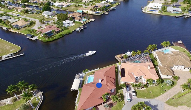 Villa Superior - great view with heated pool and spa, tiki hut & billard in Cape Coral